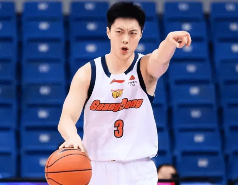 V体育下载-杜锋多给胡明轩一些尊重吧!末节开始搏命主导攻守,他的能力不差